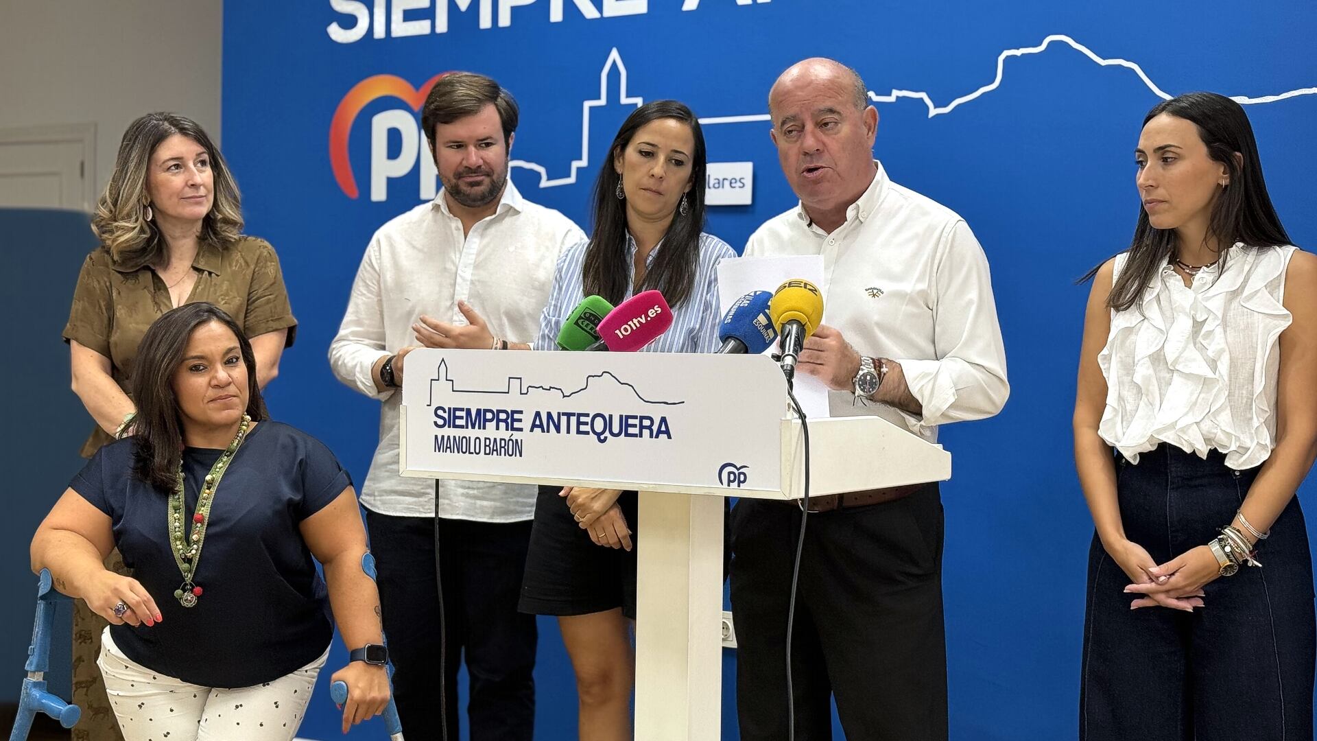 Rueda de prensa de Manuel Barón en la sede del PP de Antequera