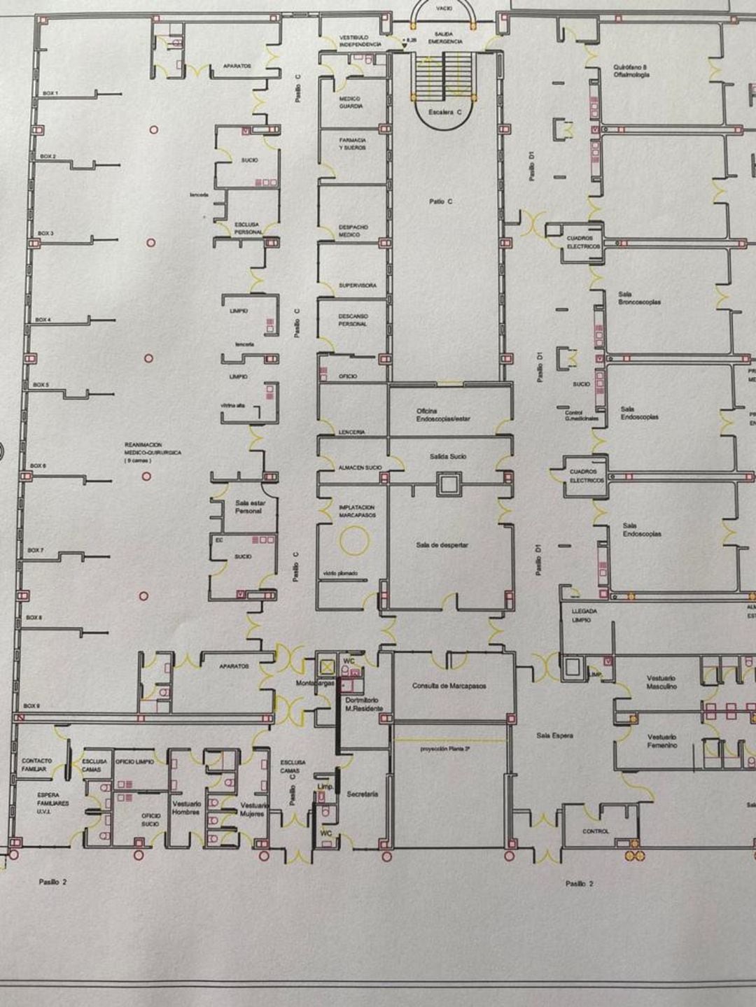 Este es el plano sobre el que trabajan el director de Gestión y el Arquitecto para reestructurar espacios