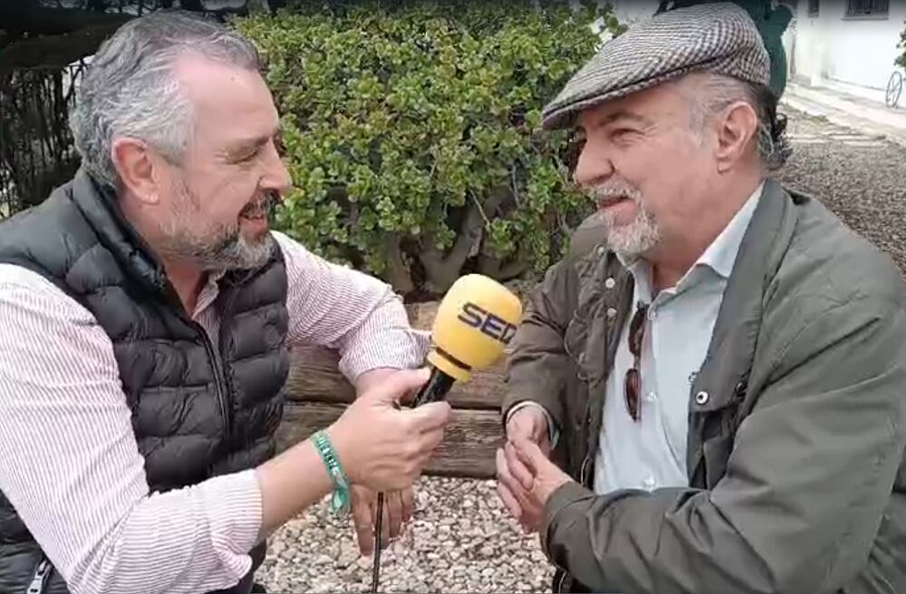 El periodista taurino Juan Belmonte, a la derecha, conversa con Paco García