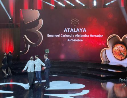 Los chefs reciben la chaquetilla de Michelín.