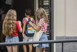 Alumnos a la entrada de un instituto