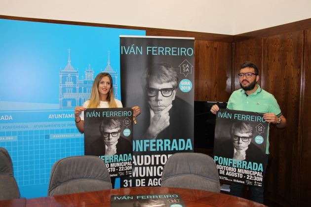 Lorena Valle, concejala de fiesta, y Coque del Valle, organización, en la rueda de prensa para la presentación del concierto de Iván Ferreiro