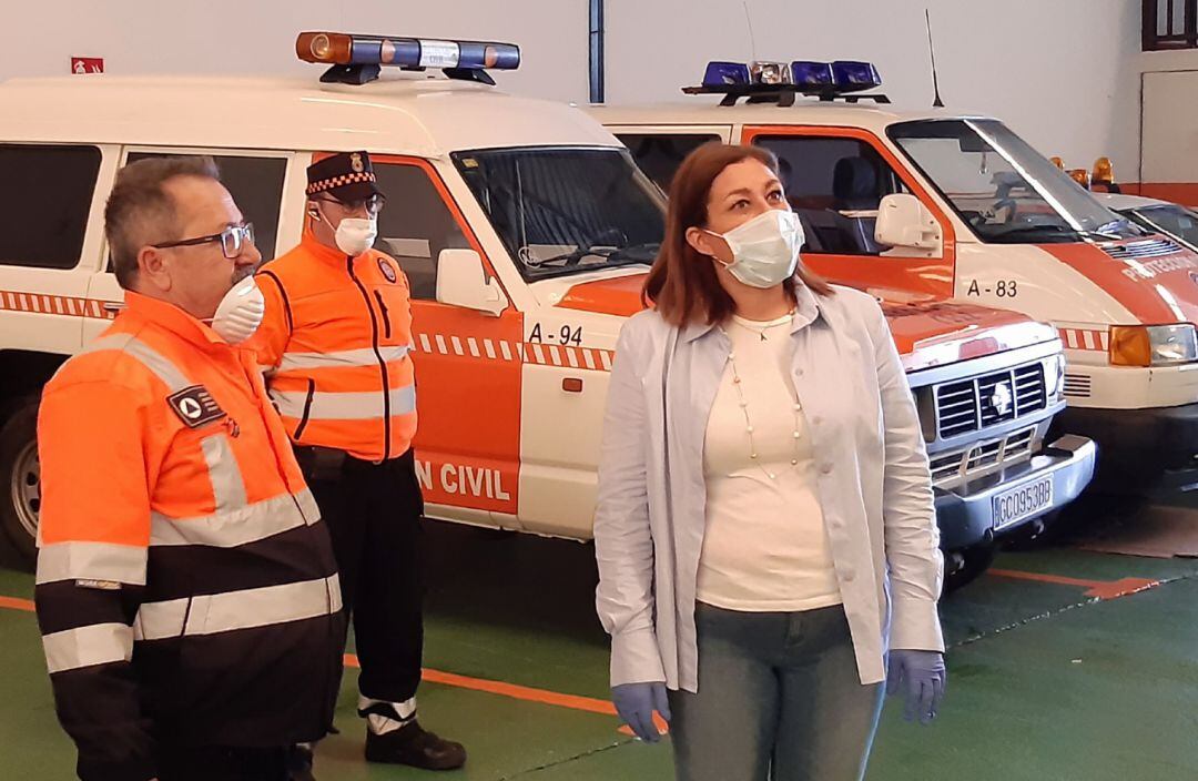 La alcaldesa de Arrecife junto a los efectivos de protección civil