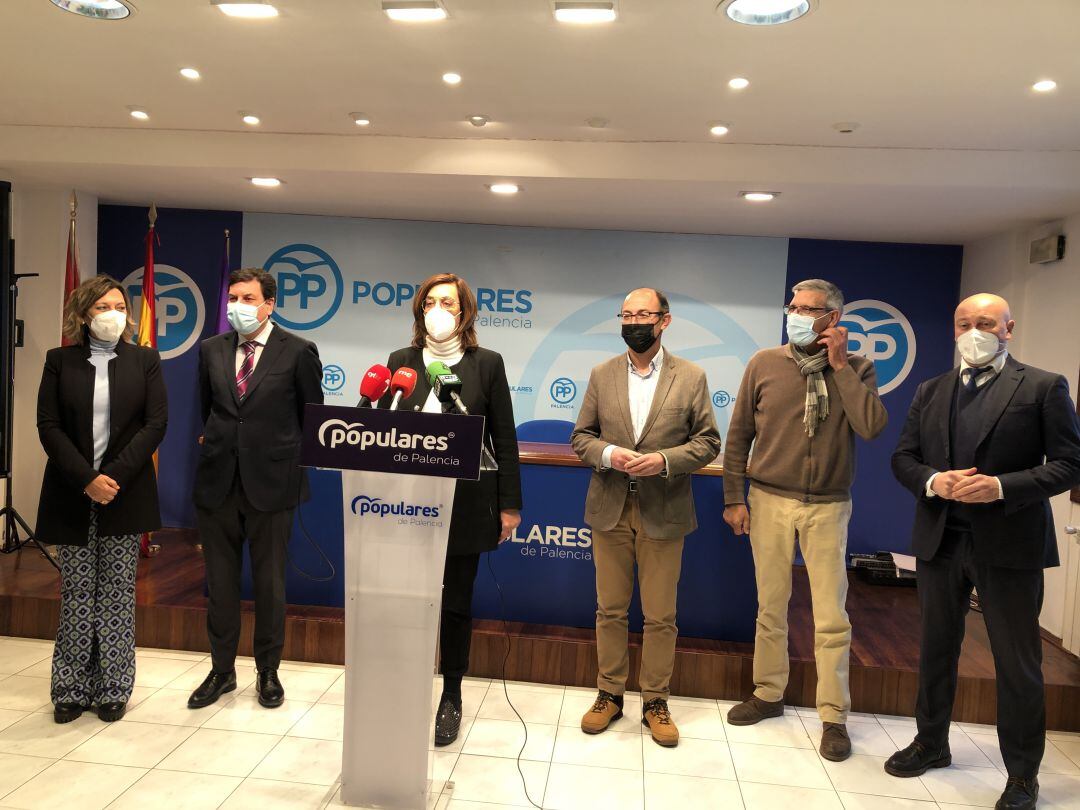 Pablo Casado, Fernández Mañueco, Martínez-Almeida y Cuca Gamarra, en la campaña del PP palentino