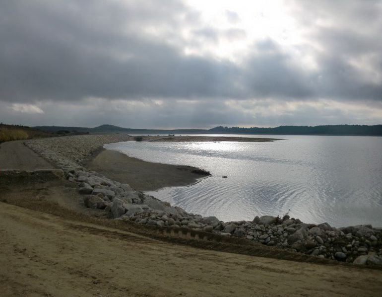 Una de las orillas del embalse de San Salvador, situado dentro del sistema del Canal de Aragón y Cataluña. 