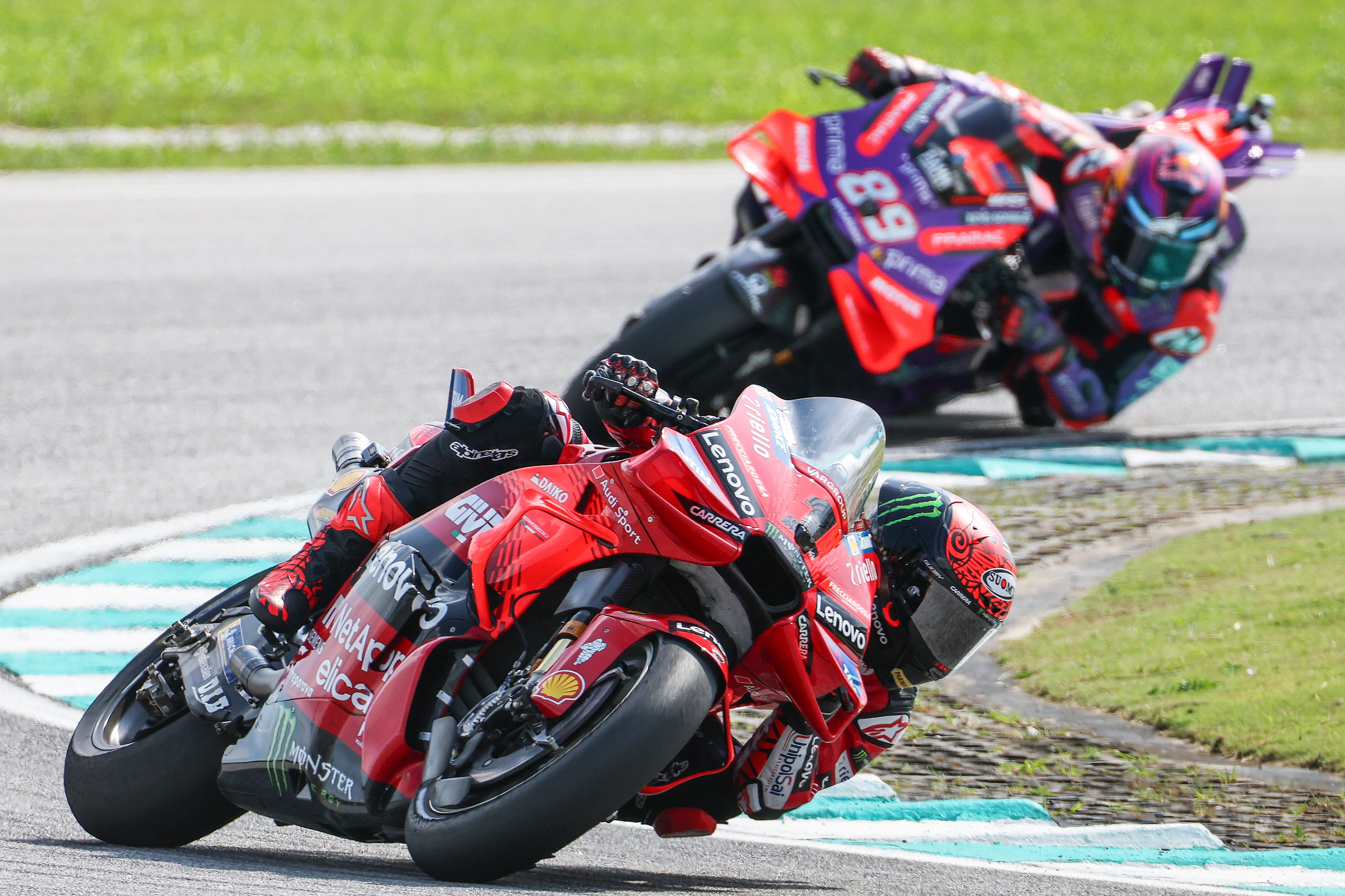 Sepang (Malaysia), 03/11/2024.- Italian MotoGP rider Francesco Bagnaia (front) of Ducati Lenovo and Spanish MotoGP rider Jorge Martin (back) of Prima Pramac Racing Team in action during the Malaysia Motorcycling Grand Prix 2024 at the Petronas Sepang International Circuit, in Sepang, Malaysia, 03 November 2024. (Motociclismo, Ciclismo, Francia, Malasia) EFE/EPA/FAZRY ISMAIL
