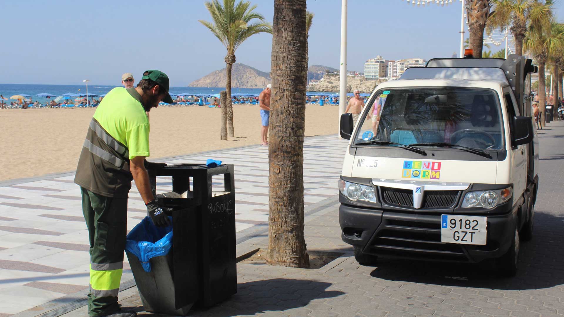 Un peón cambia una papelera en el paseo de la playa de Levante / Benidorm