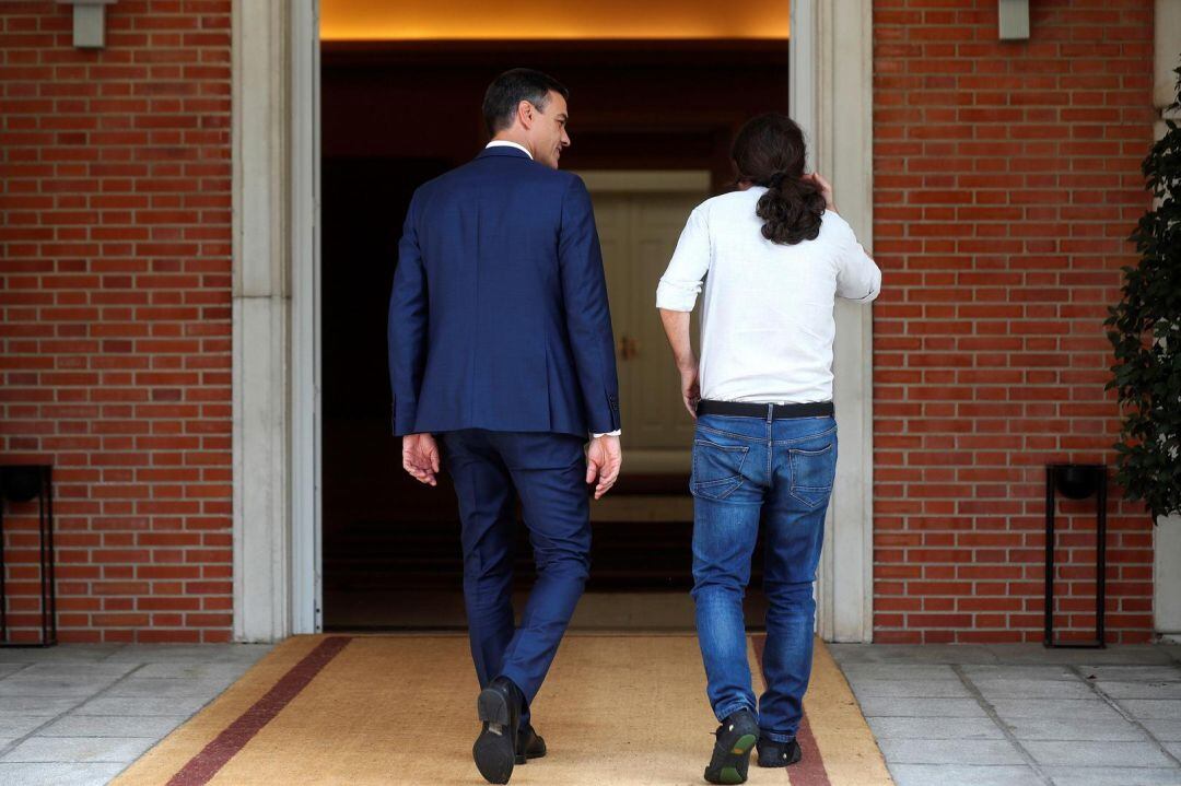 Pedro Sánchez y Pablo Iglesias de espalda