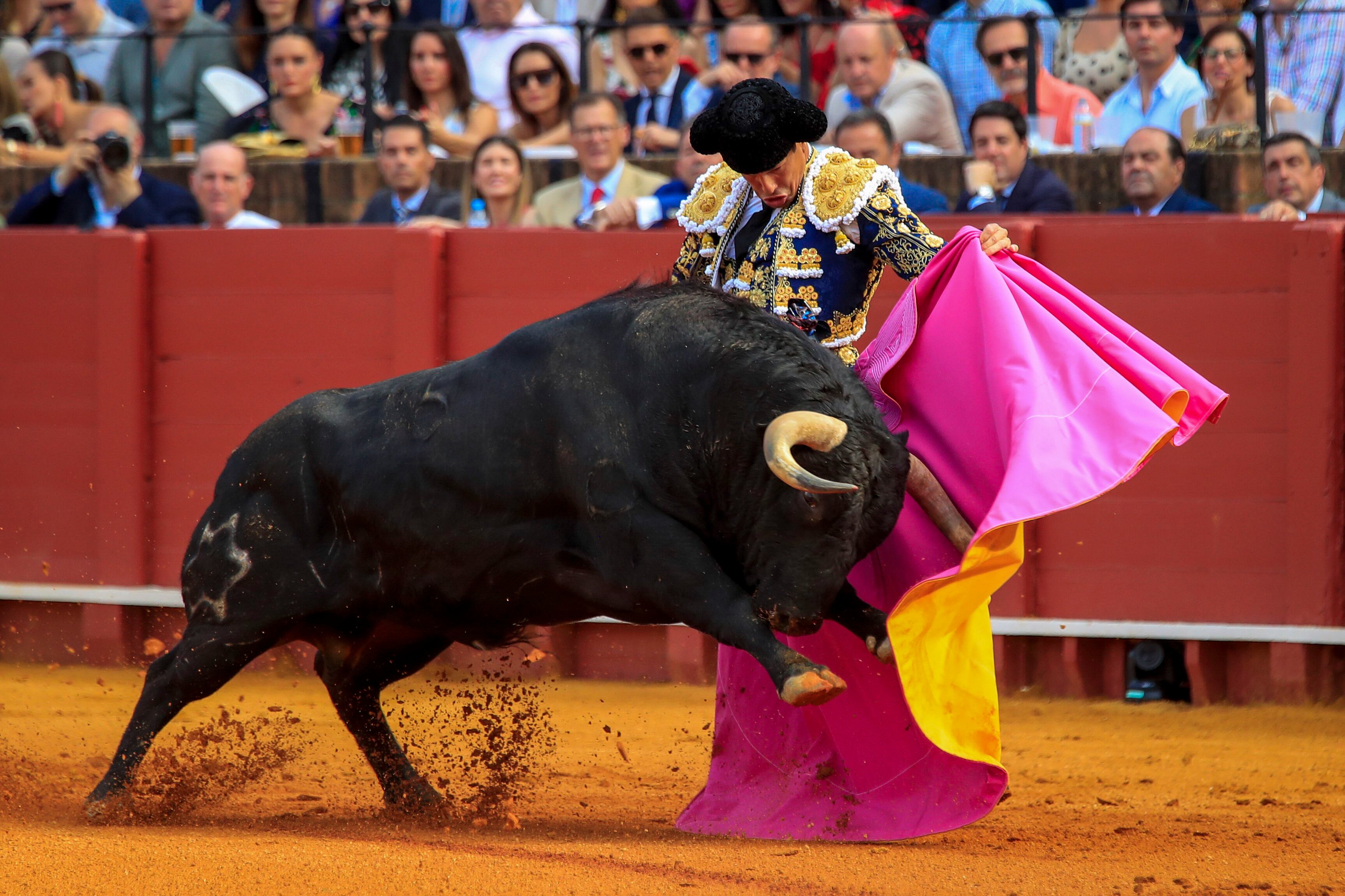 SEVILLA, 27/04/2023,- El torero José María Manzanares durante la faena a su primer toro, de la ganadería de Jandilla-Vegahermosa, en la undécima corrida de abono de la Feria de Abril esta tarde en la plaza de la Real Maestranza de Sevilla. EFE / Julio Muñoz
