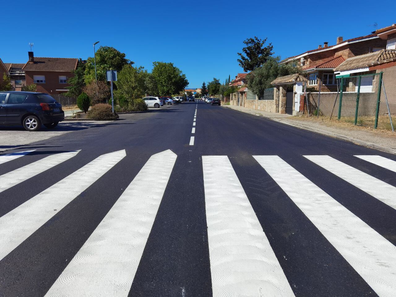 Avenida de Don Bosco en Soto del Real, tras las obras de asfaltado y mejora
