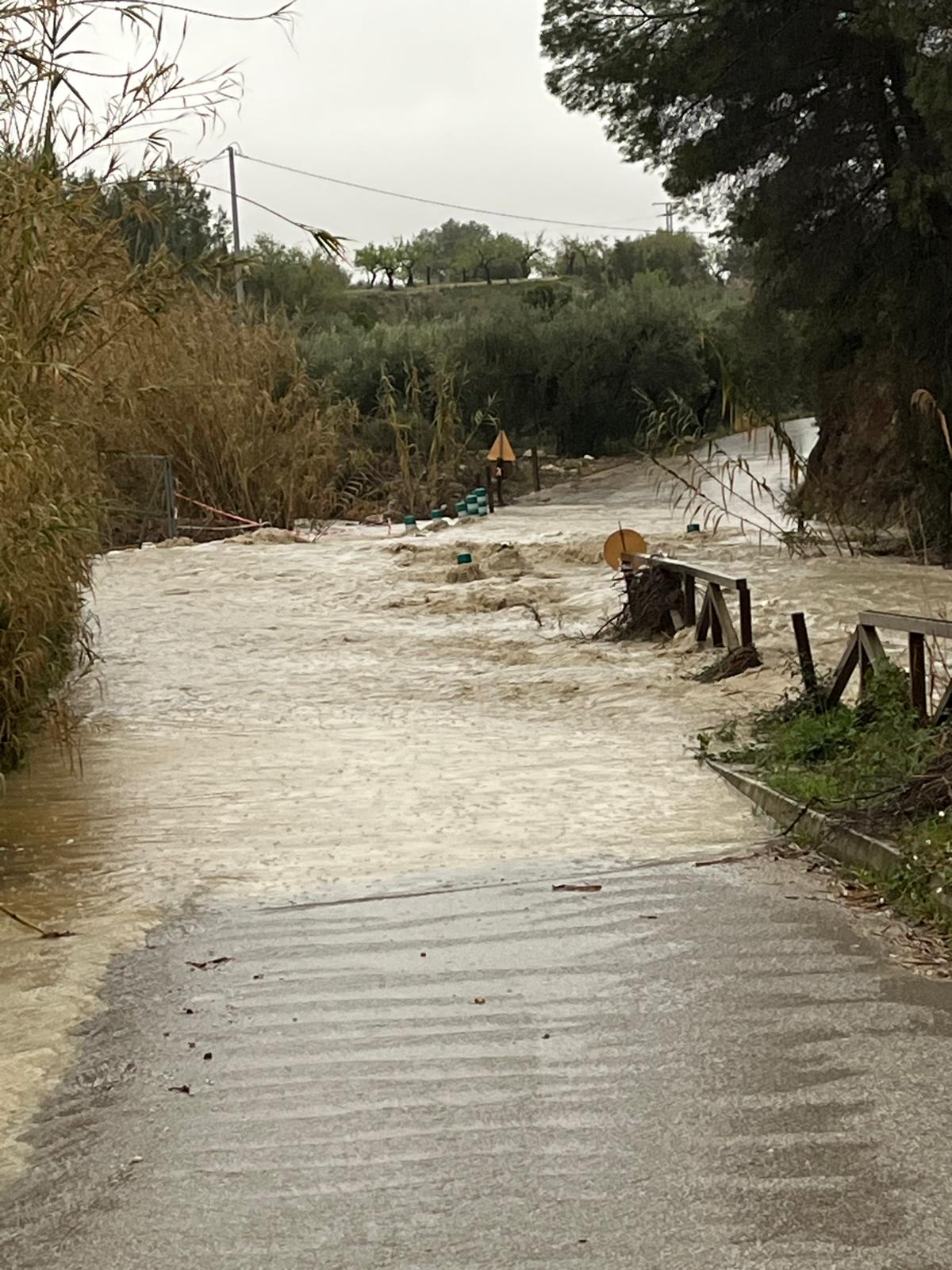 Carretera cortada en Moratalla por el río Benamor