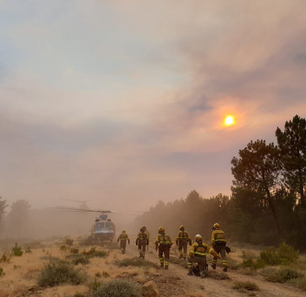 Los efectivos luchan contra los incendios