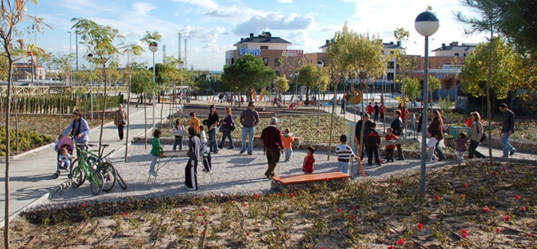 Niños y niñas en un parque público de Colmenar Viejo