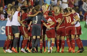 GRA563. LEGANÉS (MADRID), 20/09/2016.- Las jugadoras de España celebran el gol marcado ante Finlandia, en partido del preeuropeo femenino que se disputa esta tarde en el estadio de Butarque. EFE/ JuanJo Martin