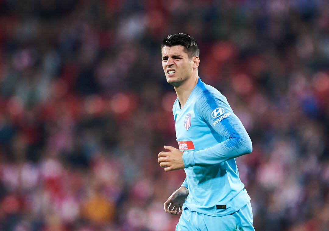 Álvaro Morata se lamenta tras una ocasión durante el partido en San Mamés