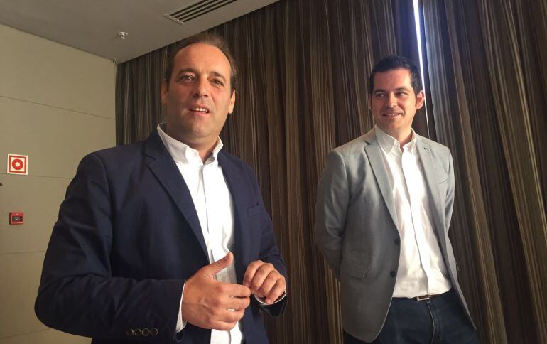 El portavoz municipal de Ciudadanos, Juan Cassá, junto a su viceportavoz Alejandro Carballo, ayer en el desayuno informativo