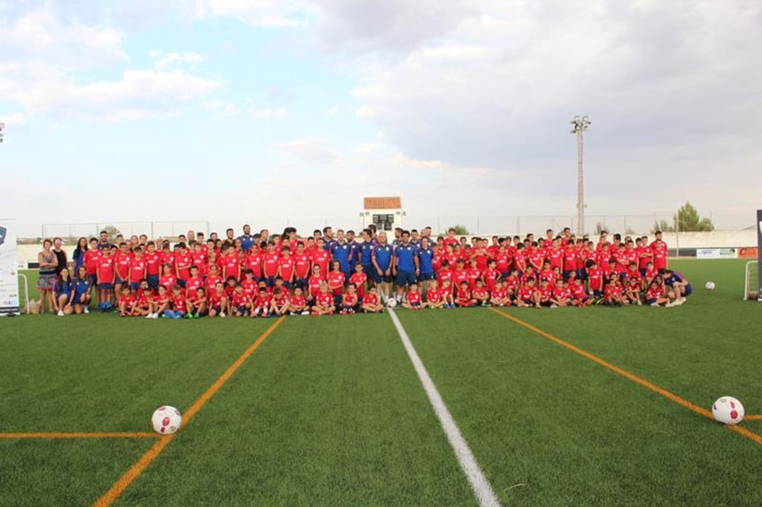 La segunda edición del Campus de verano Albiol Gavilán en el estadio de fútbol ‘Antonio López Alfaro’ de Iniesta 