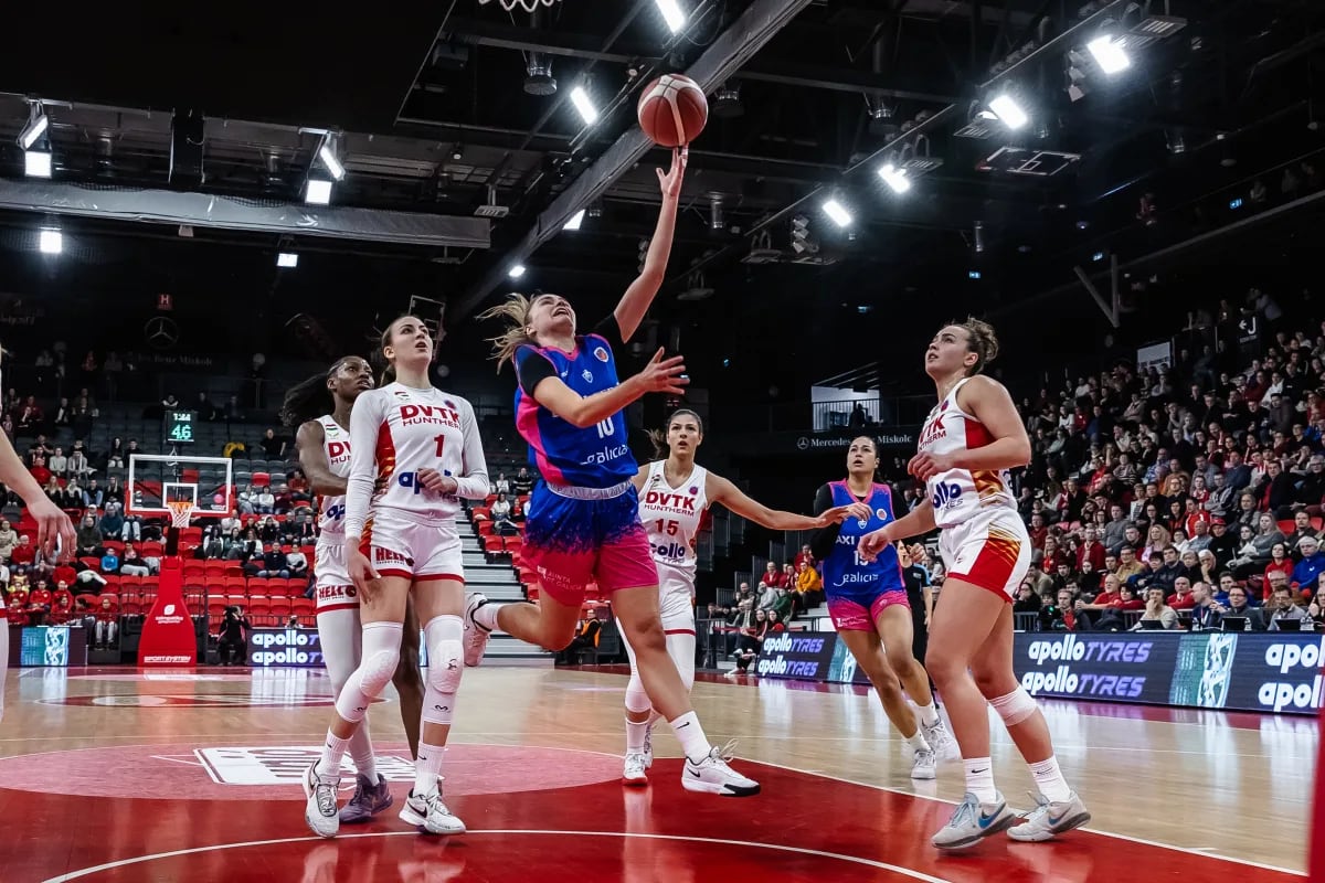 Àngela Mataix, en una jugada del partido (foto: FIBA)