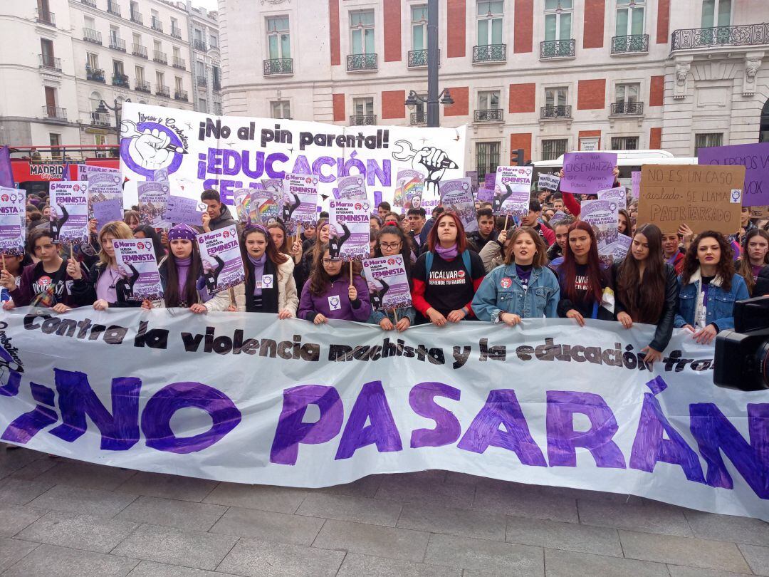 Jóvenes feministas se manifiestan en Madrid contra el &#039;pin parental&#039; durante la jornada de huelga convocada por el Sindicato de Estudiantes en vísperas del 8M.