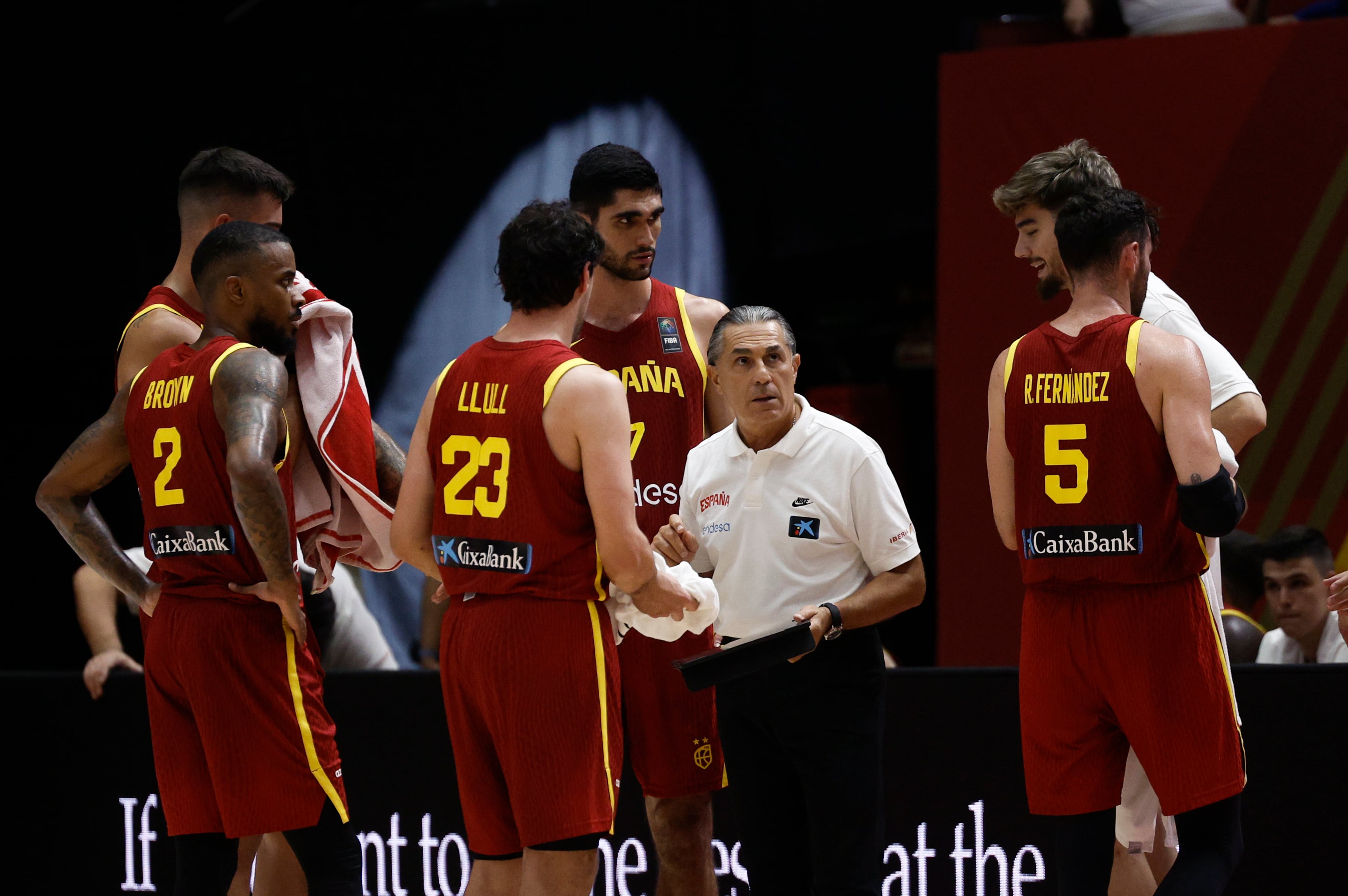 VALENCIA, 06/07/2024.- El entrenador de la selección española de baloncesto, Sergio Scariolo (2-d), da instrucciones a sus jugadores durante el partido de semifinales del preolímpico que disputan las selecciones de España y Finlandia este sábado en Valencia. EFE/Kai Försterling
