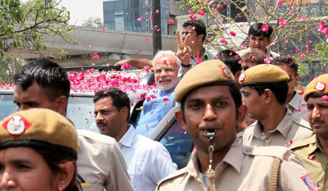 Narendra Modi ante la multitud a su llegada a Nueva Delhi tras su victoria