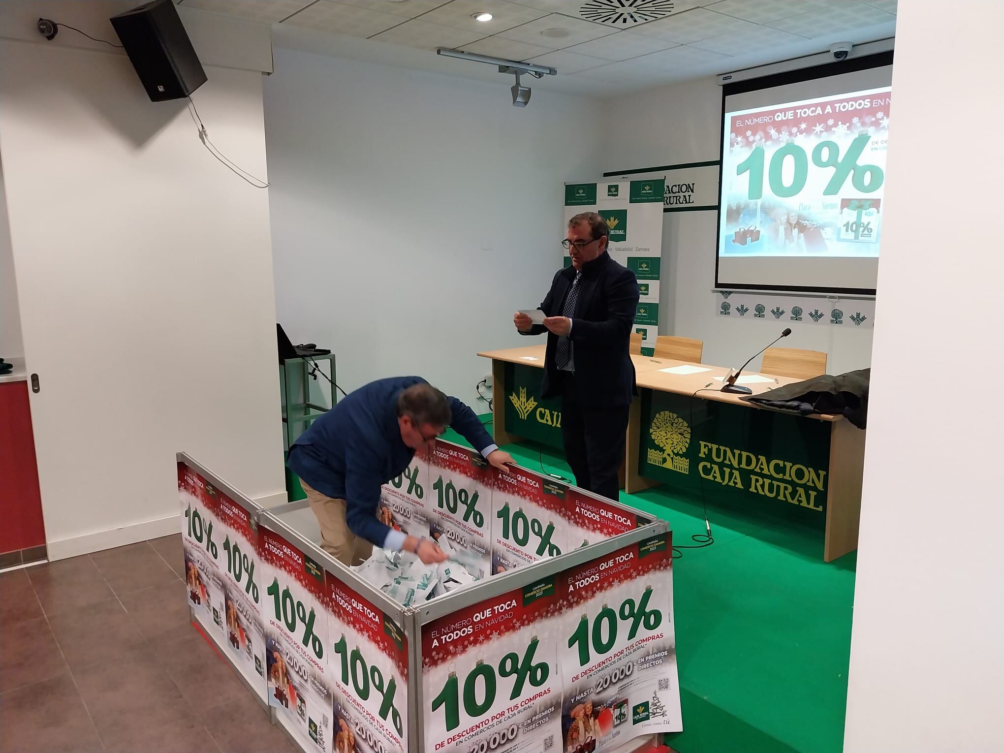 Momento del sorteo de los ganadores de la campaña Vuelve el 10 de Caja Rural