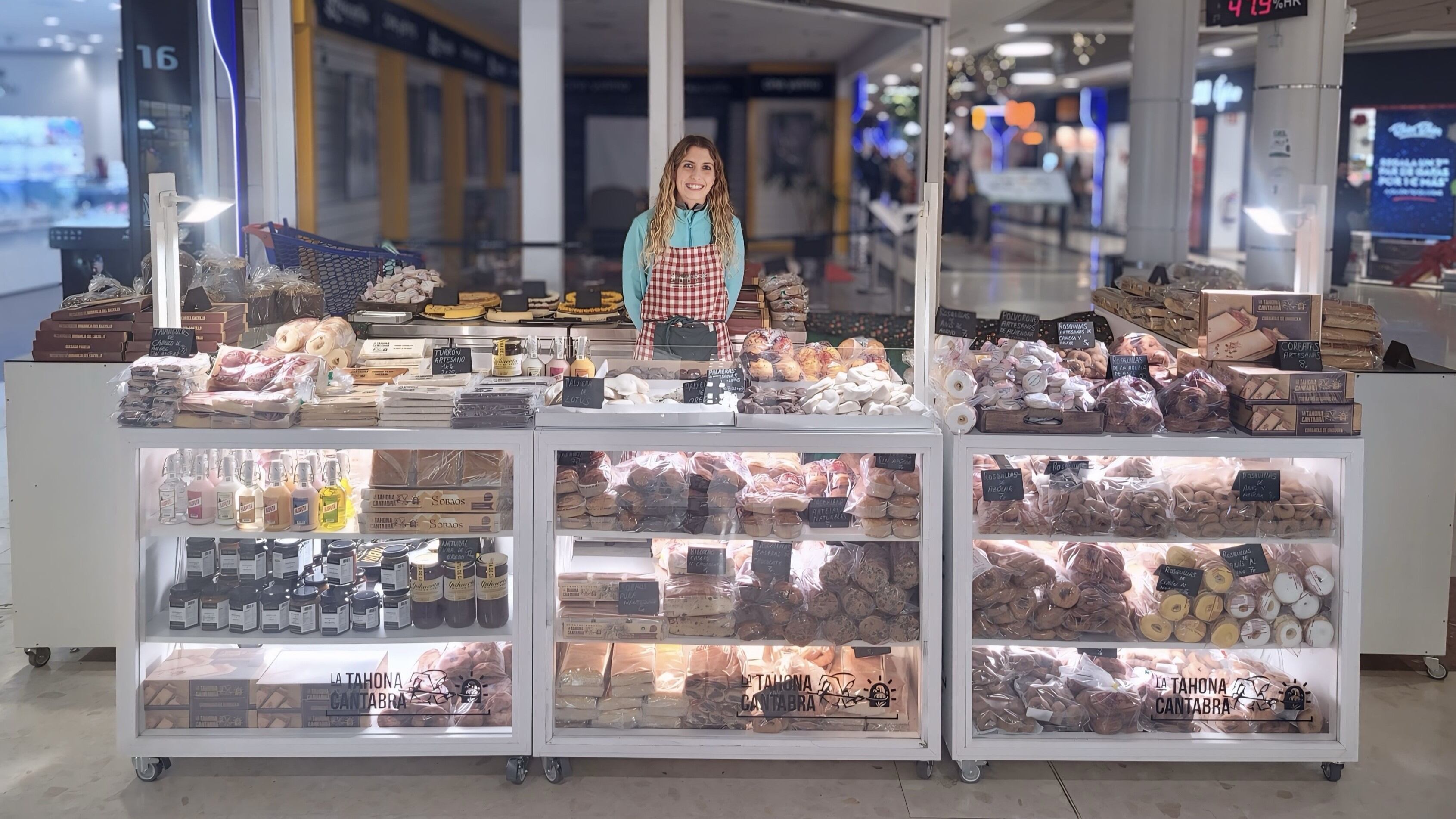 El stand de La Tahona en el Centro Comercial Peñacastillo ya está abierto para toda la clientela.