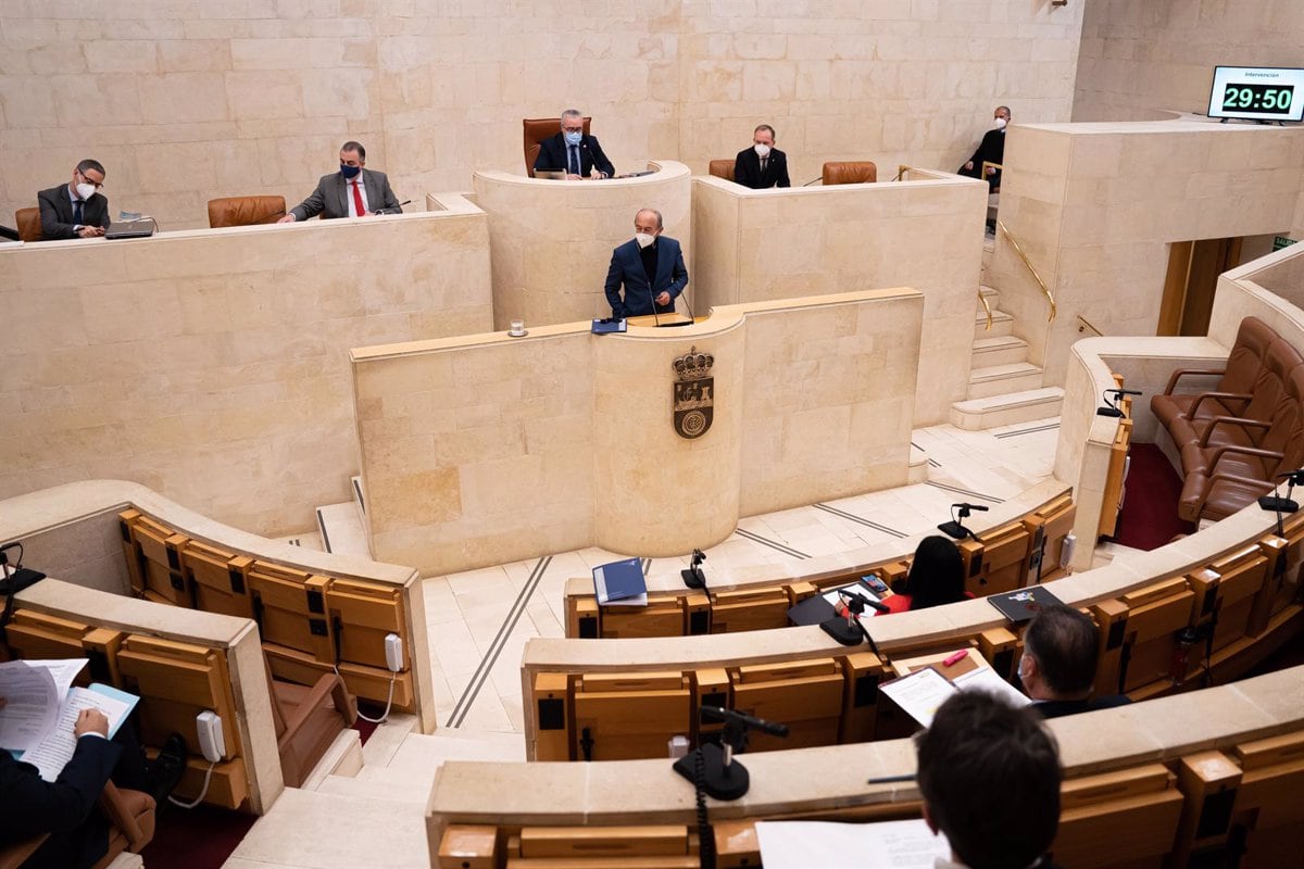 El consejero de industria de Cantabria en el Parlamento regional.