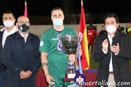 Reguero, capitán del Calvo Sotelo, mostrando la Copa conseguida