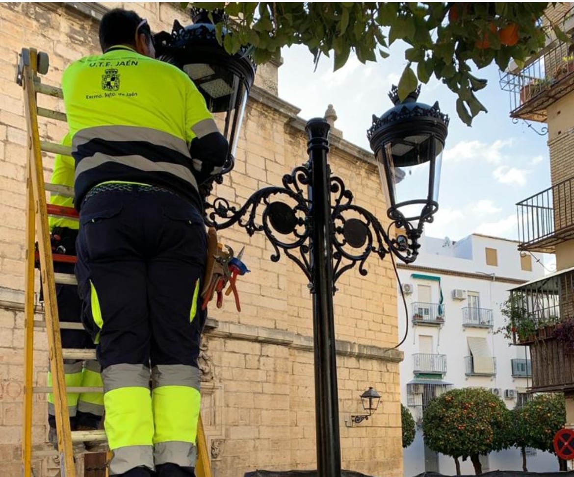 Un operario trabaja en una de las nuevas farolas que se han instalado en la plaza de San Bartolomé de Jaén.