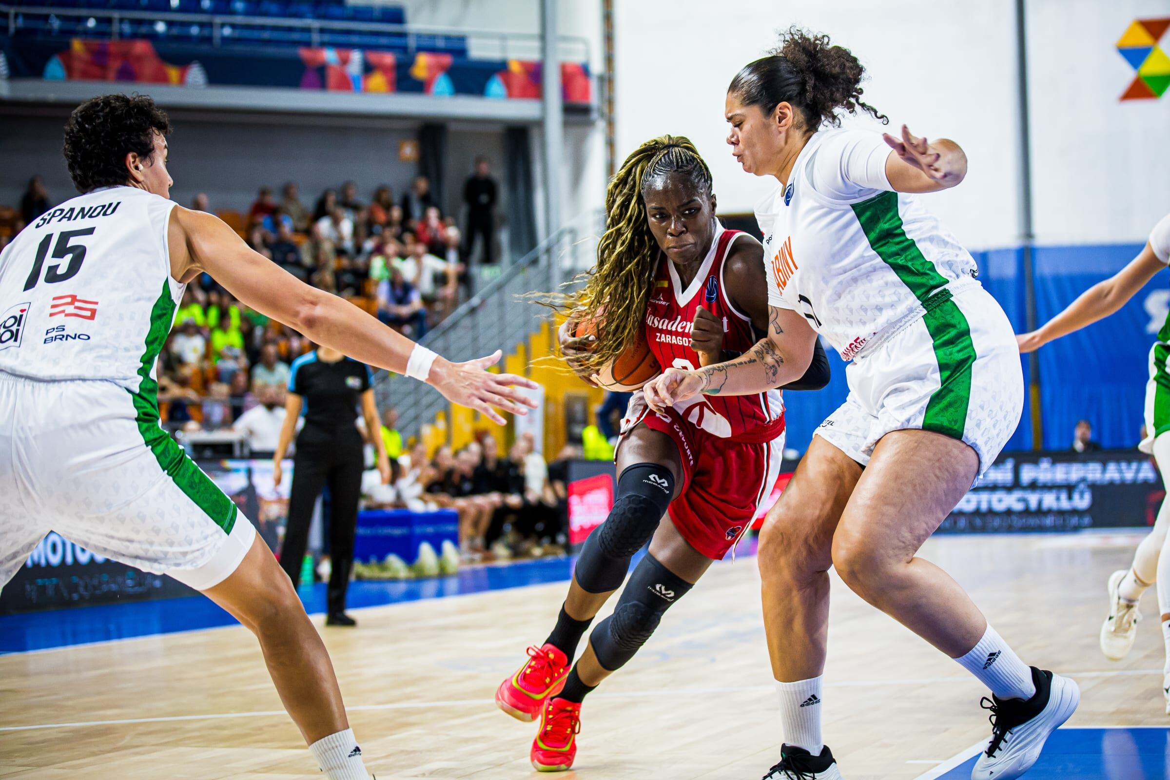 Bankole, en una acción del partido en la pista del Brno