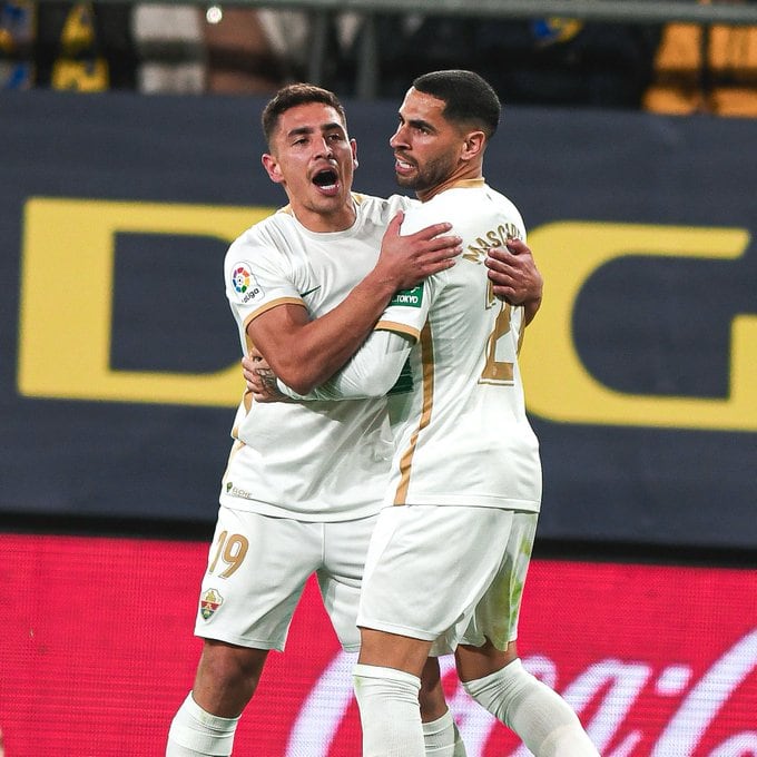 Ezequiel Ponce, que firmó el gol del Elche, es felicitado por Omar Mascarell