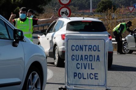 Un control de la Guardia Civil en la A-3. La Comunitat Valenciana inicia este mediodía y durante una semana su confinamiento perimetral al registrar una transmisión comunitaria sostenida y generalizada por coronavirus, con una creciente presión en el sistema sanitario y un aumento diario del número de casos, de hospitalizados y de ingresados en la UCI.