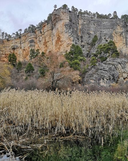 La ruta discurre junto a otros parajes como la laguna de Uña.