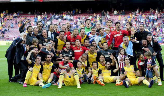 Los jugadores del Atlético celebran el título de Liga sobre el césped del Camp Nou.
