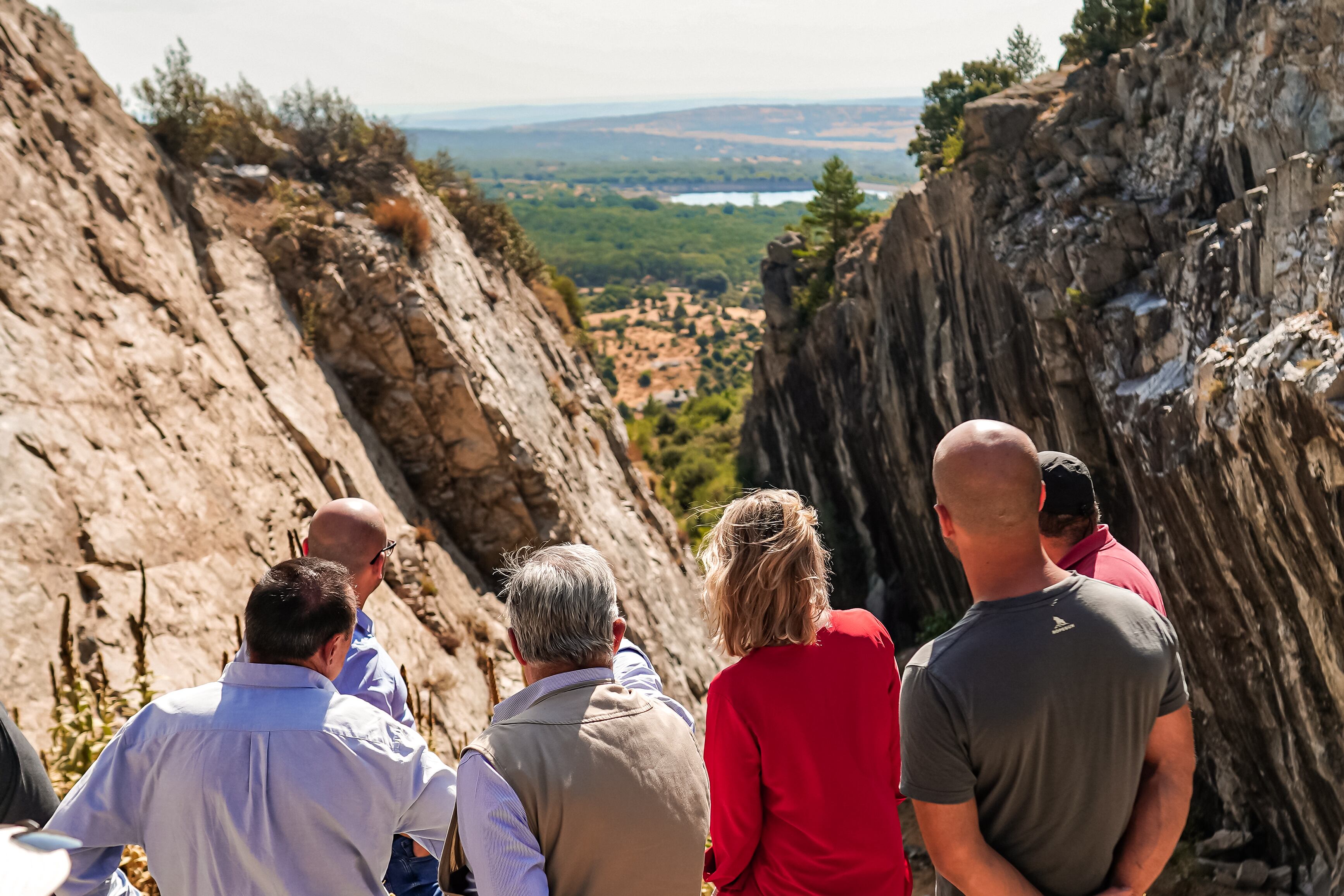 MARTÍN VISITA EN LA PEDRIZA LAS OBRAS DE RESTAURACIÓN AMBIENTAL QUE SE ESTÁN REALIZANDO EN LA CANTERA DE EL JARALÓN