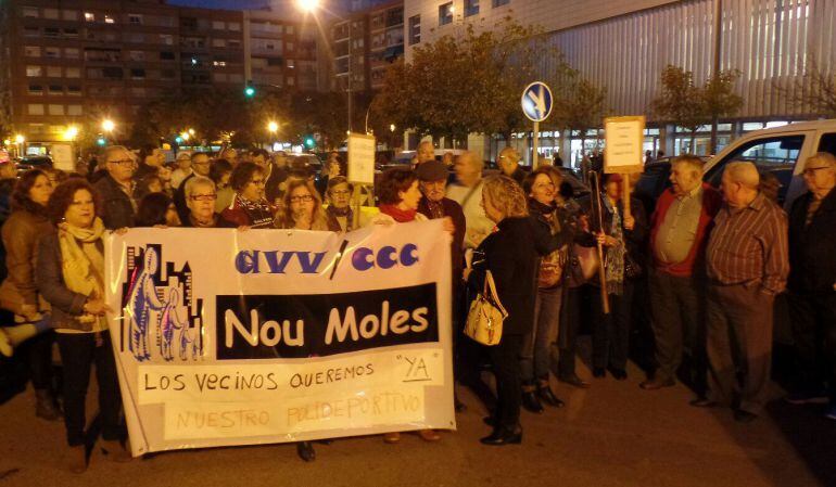 Los vecinos de Nou Moles se manifiestan por las calles de lbarrio reclamando el nuevo polideportivo