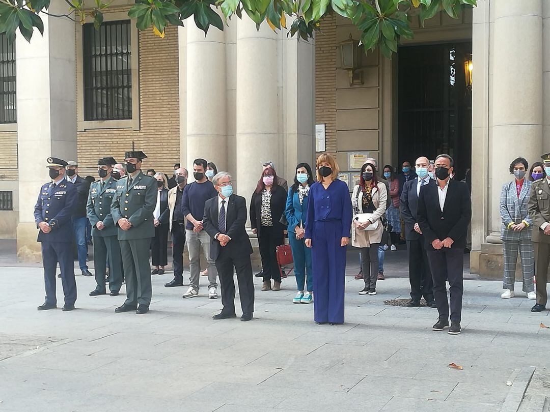 Minuto de silencio en la sede de Zaragoza de la Delegación del Gobierno en Aragón