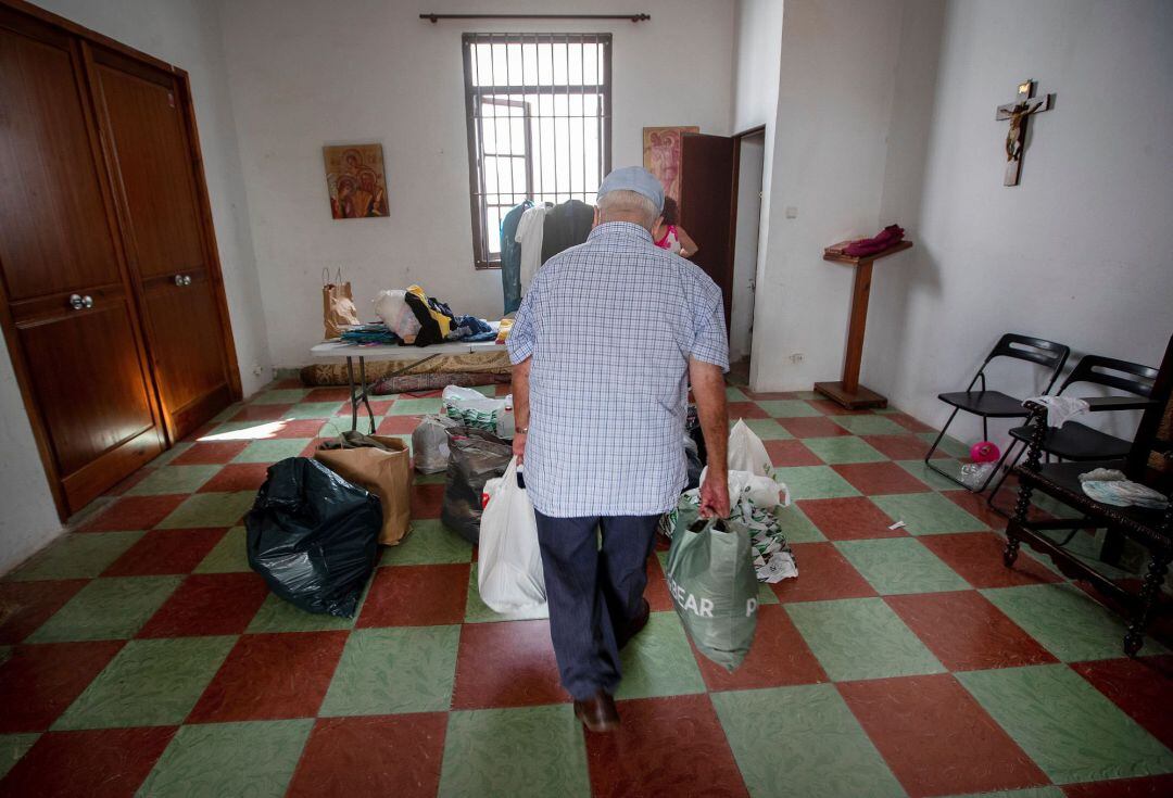 GRAF8989. ROTA (CÁDIZ) - Miembros de la hermandad del Cristo del Amor en Rota organizan toda la ayuda recibida tras la gran ola de solidaridad que ha desbordado a los colectivos y asociaciones del municipio costero de Rota, en Cádiz después de que los vec