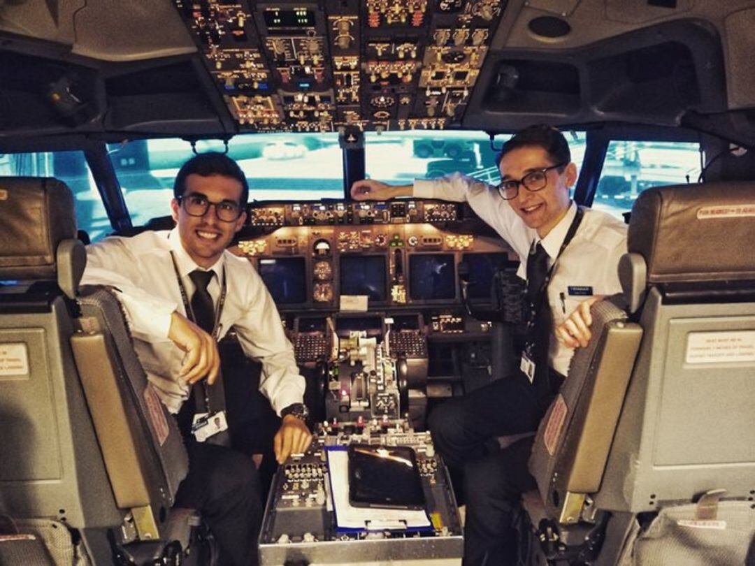 Imanol Estévez (izquierda) en la cabina de un avión comercial. 