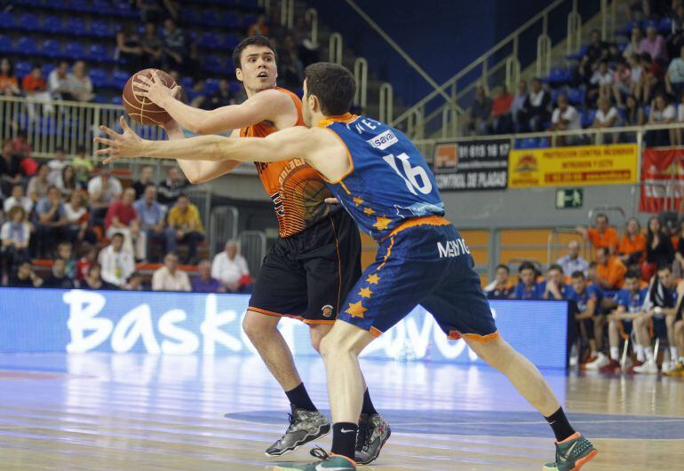 GRA509. MADRID, 24/05/2015.- El base del Fuenlabrada Daniel Pérez (i) y el base del Valencia Basket Guillem Vives durante el partido de la trigésima cuarta y última jornada de la Liga ACB de Baloncesto, jugado hoy en el pabellón Fernando Martín de Fuenlabrada. EFE/Víctor Lerena