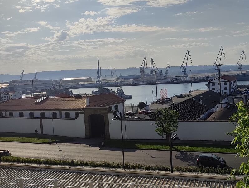 Los operarios trabajan en la cubierta de la nave