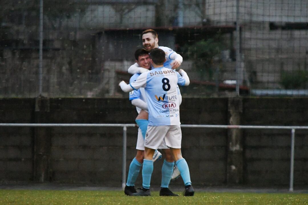 Celebración del gol anotado por Brais Abelenda en el campo del Pontellas