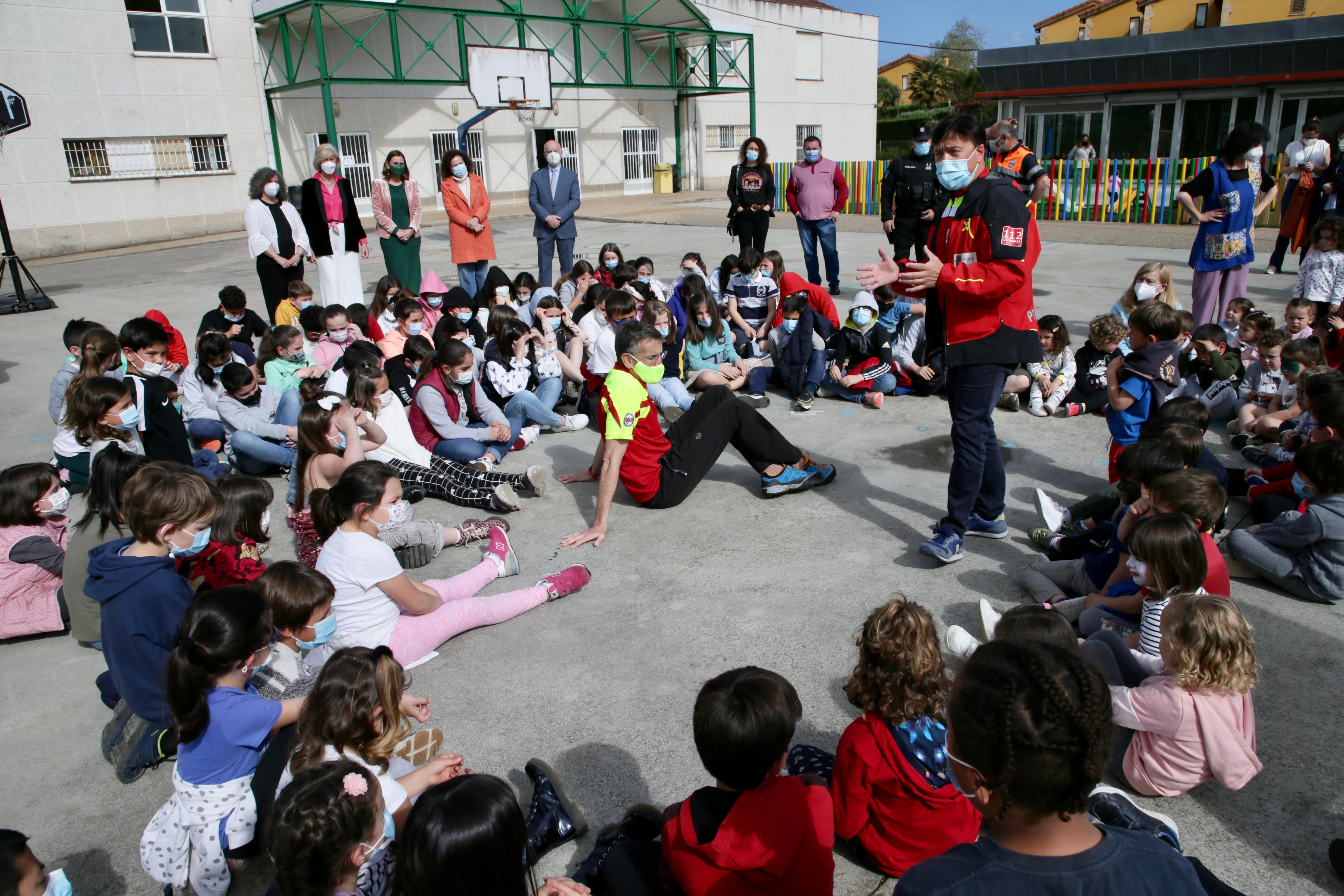 Alumnos del colegio Jesús Cancio en Comillas recibiendo una formación.