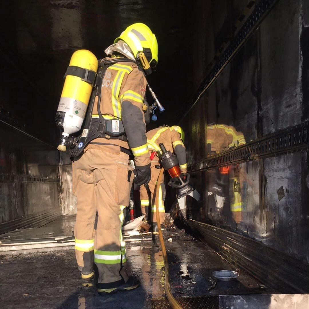 Los bomberos de Huesca sofocaban el incendio de un camión