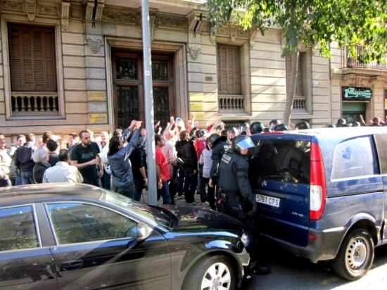 Concentrats a favor d'Òmnium davant la porta de l'entitat