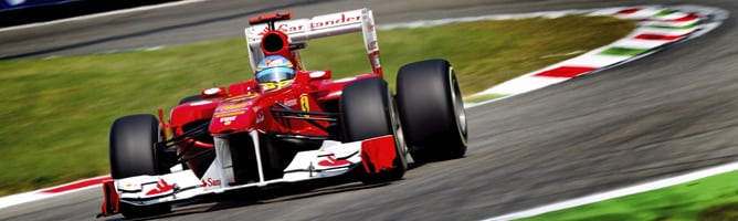 El piloto asturiano de Ferrari, Fernando Alonso, recorre el circuito de Monza con su monoplaza