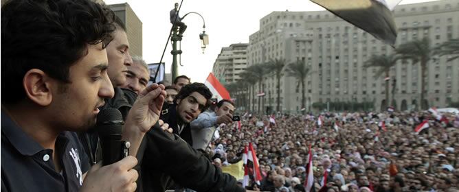 Wael Ghonim dirigiéndose a la gente reunida de la plaza de Tahrir en El Cairo