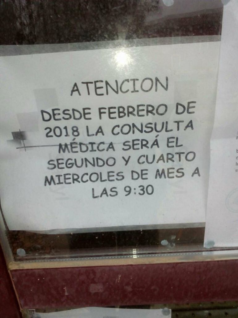 Alguno de los carteles que se han colocado en los consultorios de la zona