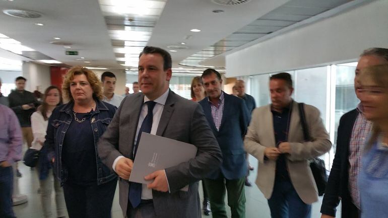 Mariano Lorente, diputado de Deportes de la Diputación de Granada, se dirige a la rueda de prensa en la que ha anunciado su dimisión